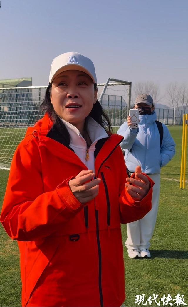 麻将在线玩-田震与江苏女足梦幻联动,邀请女足球员看演唱会